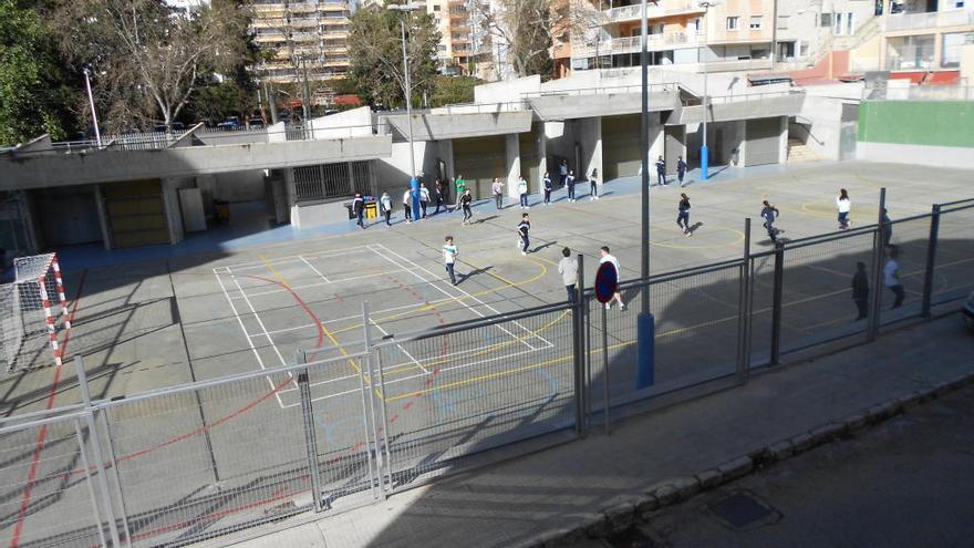 Escolares hacen deporte en las pistas de Can BarÃ³.