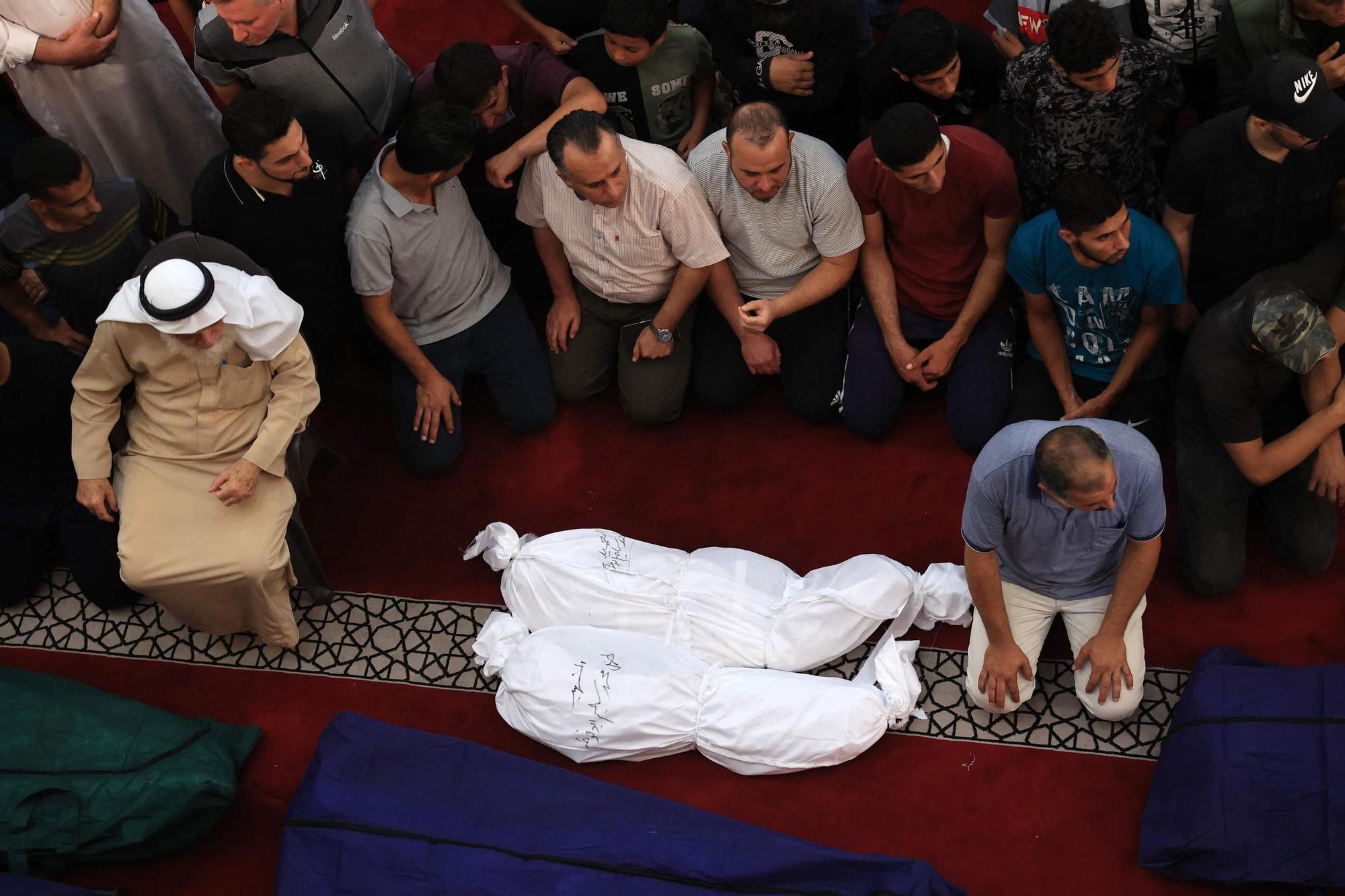 Funeral por miembros de la familia Abu Quta family y sus vecinos, muertos tras ataques con misiles de Israel en la ciudad palestina de Rafah, en la Franja de Gaza.