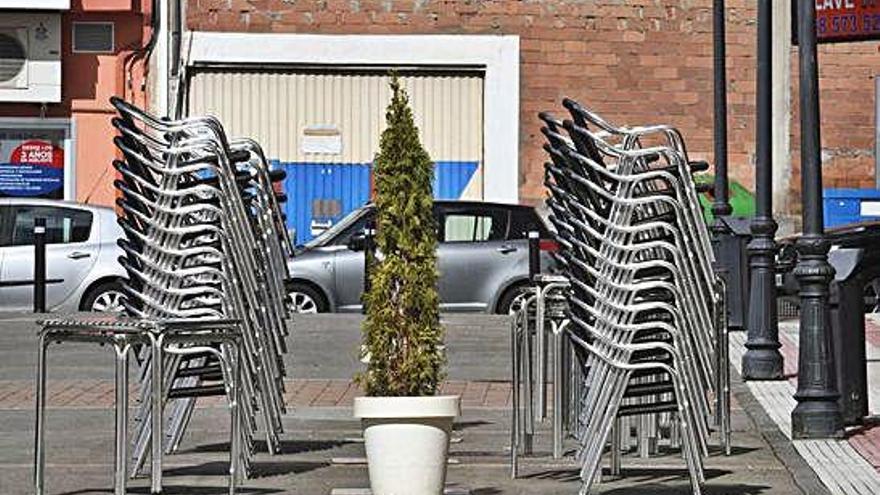 Mobiliario de una terraza ubicada en la plaza del Balneario, en Arteixo.