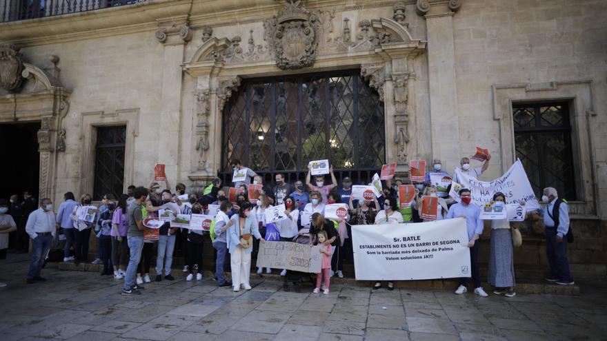 Los vecinos de Establiments protestan en Cort para dejar de ser un barrio de segunda