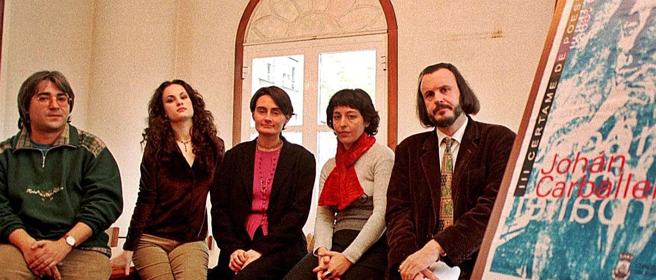 De esq. a dta., Salvador Rodríguez, Yolanda Castaño, Teresa López, Xela Arias e M.A. Fernán Vello no xurado da terceira edición do Premio Johan Carballeira de poesía, en decembro de 1998.  | // FDV