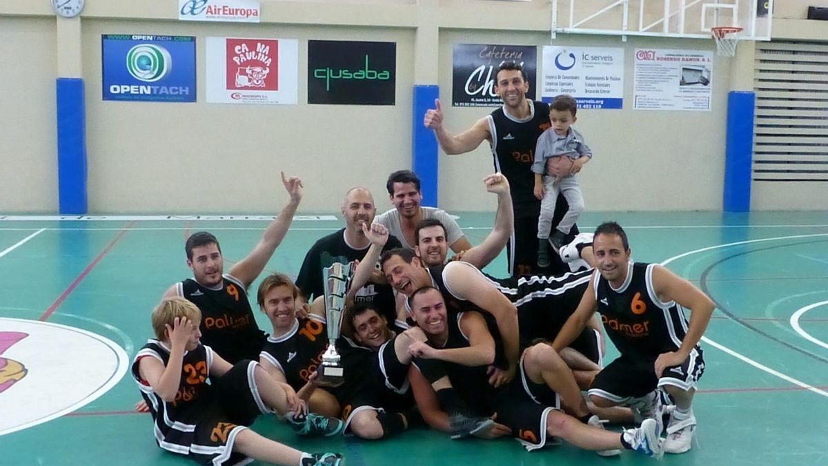 Vicenç Palmer, con el trofeo, celebra con sus amigos un título en la liga de empresas.