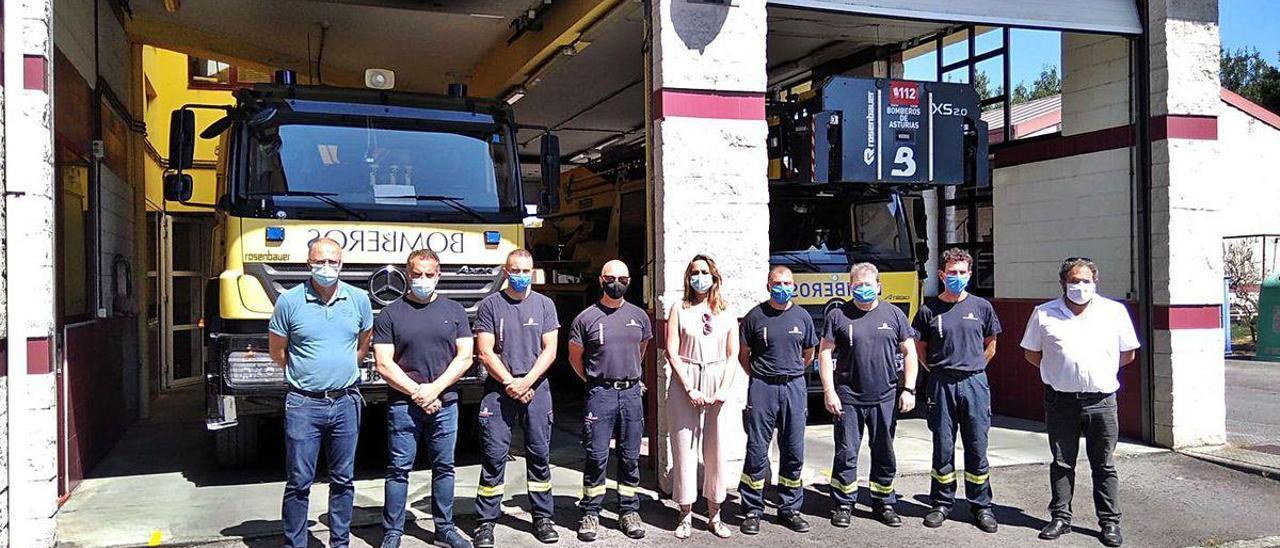 Foto de familia en el parque de Bomberos de Avilés, con Rita Camblor, consejera de Presidencia, en el centro.