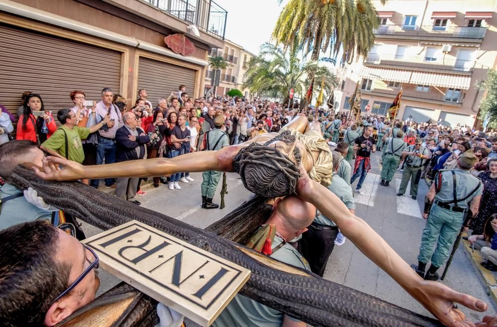 Multitud de público arropó la procesión organizada por la Hermandad del Calvario de Elda, en la que sesenta exlegionarios portaron a hombros el trono.