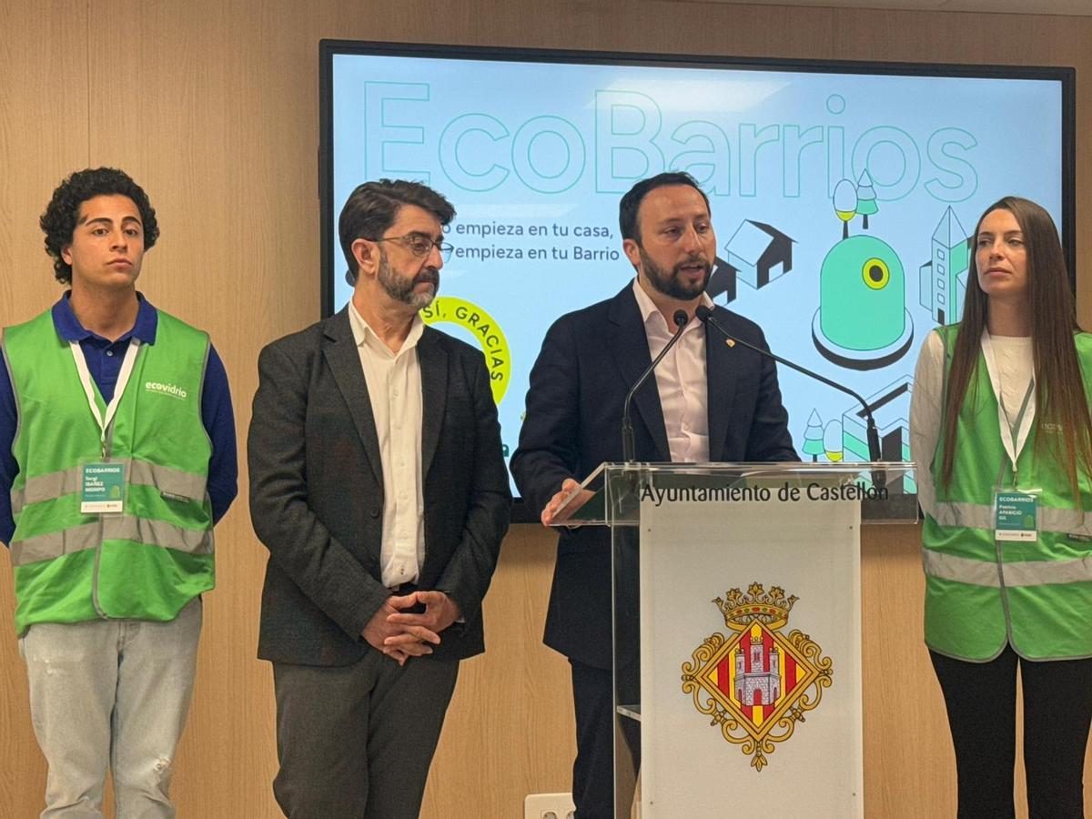 El responsable de Ecovidrio en la Comunitat Valenciana, Manuel Sala, junto al concejal de Servicios Públicos, Sergio Toledo.