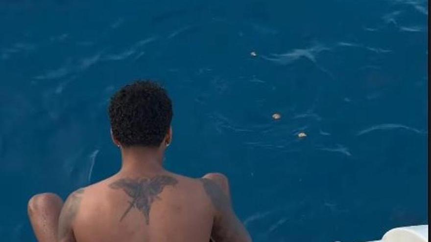 Un astro del balón que da toques a bordo de un yate en Ibiza
