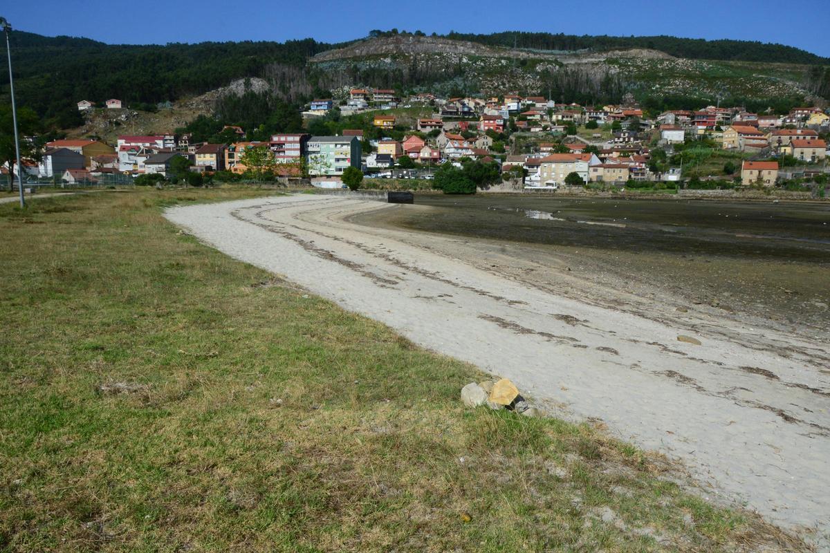 Visata desde Samertolaméu de la zona de A Moureira, al fondo.