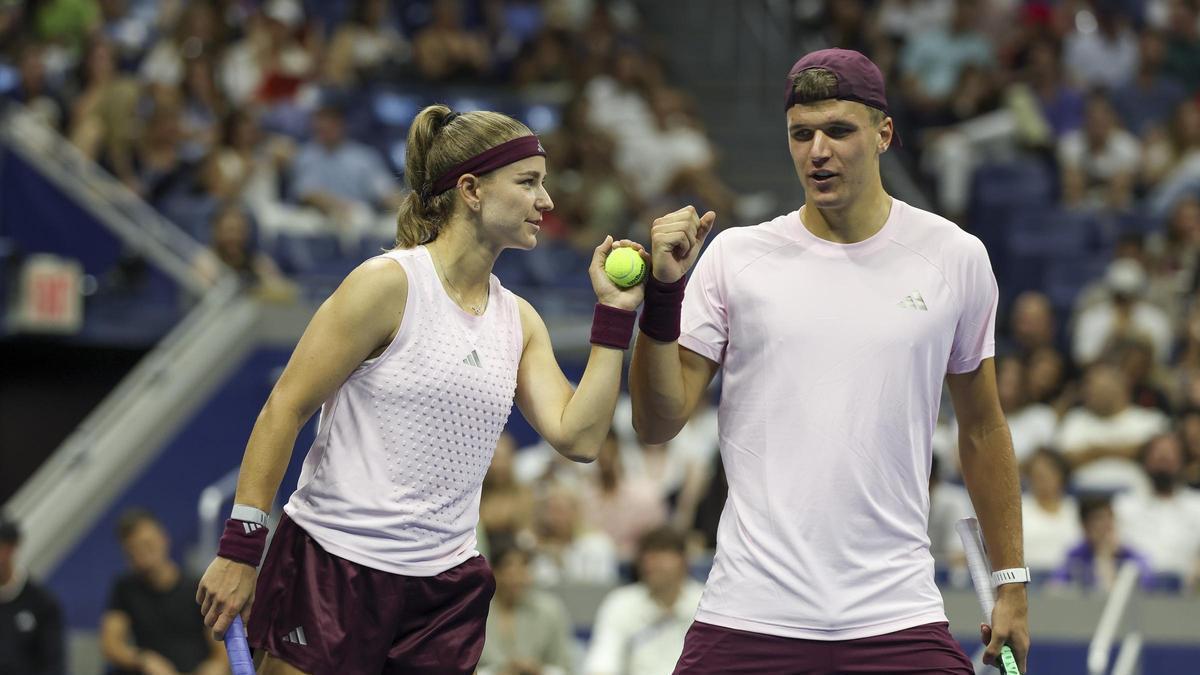 Los checos Mensik y Muchova, durante su triunfo en el dobles mixto del US Open.