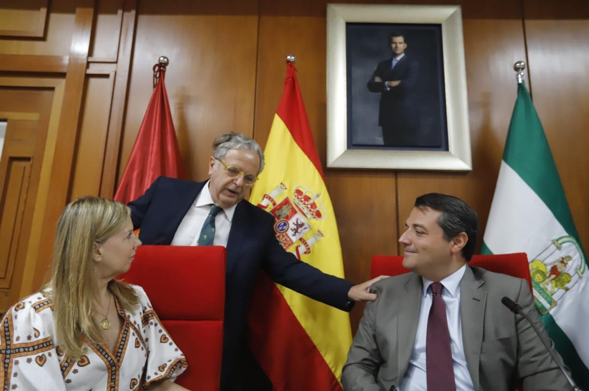 Salvador Fuentes saluda a José María Bellido, en presencia de la interventora.