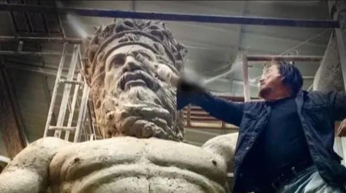 Ginés Serrán, con su escultura de Neptuno para Málaga