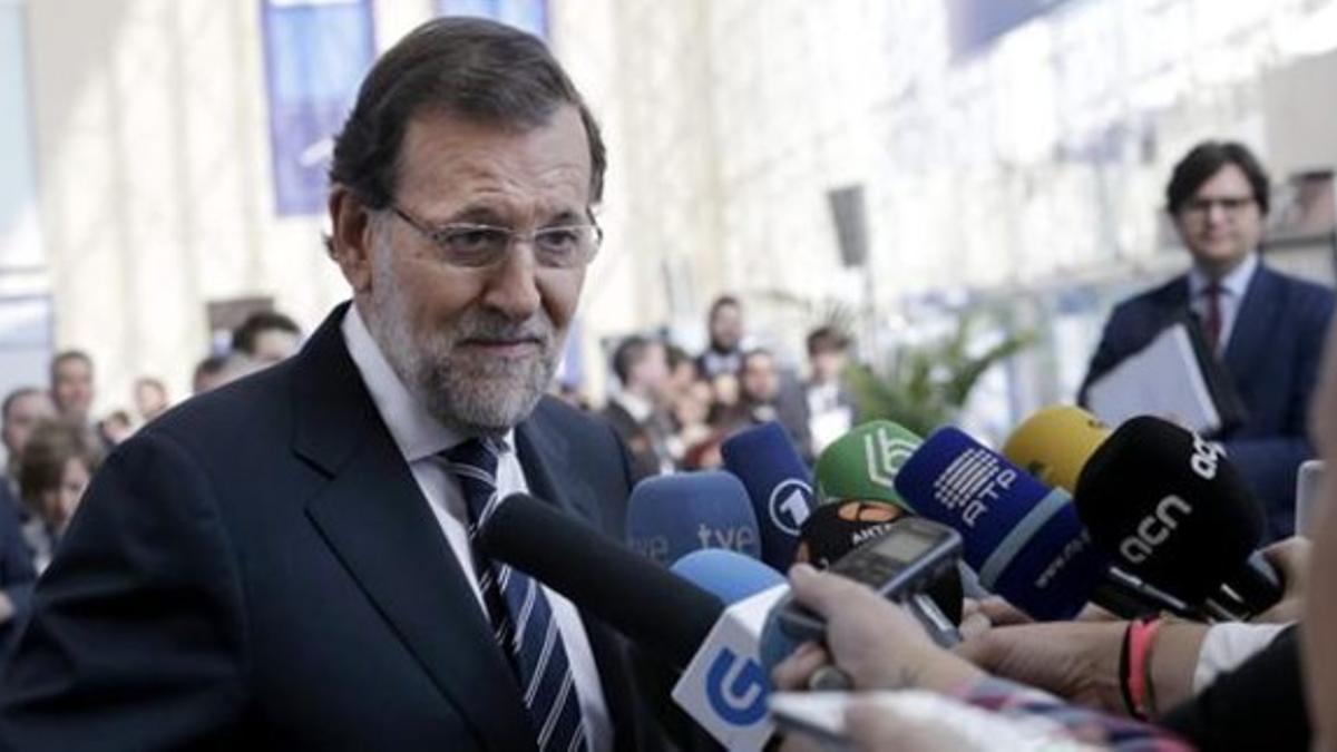 Mariano Rajoy atiende a los medios en el congreso de los populares europeos.