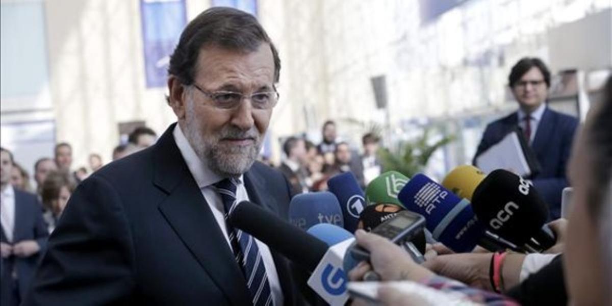 Mariano Rajoy atén els mitjans en el congrés dels populars europeus.