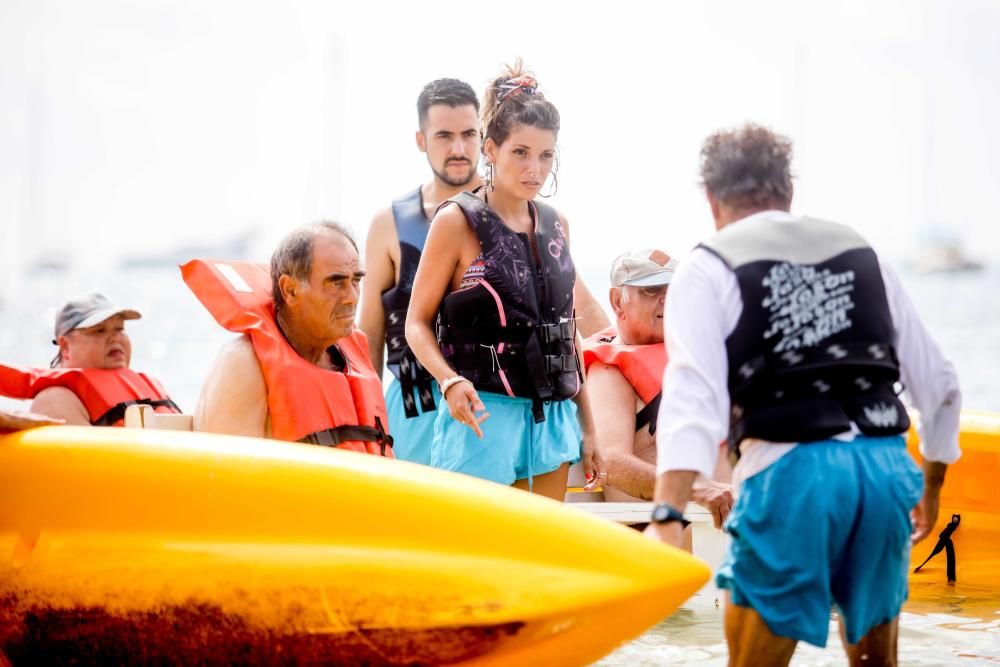Los voluntarios y profesionales de ''Un mar de posibilidades'' construyeron una plataforma de madera que flota gracias a dos kayaks