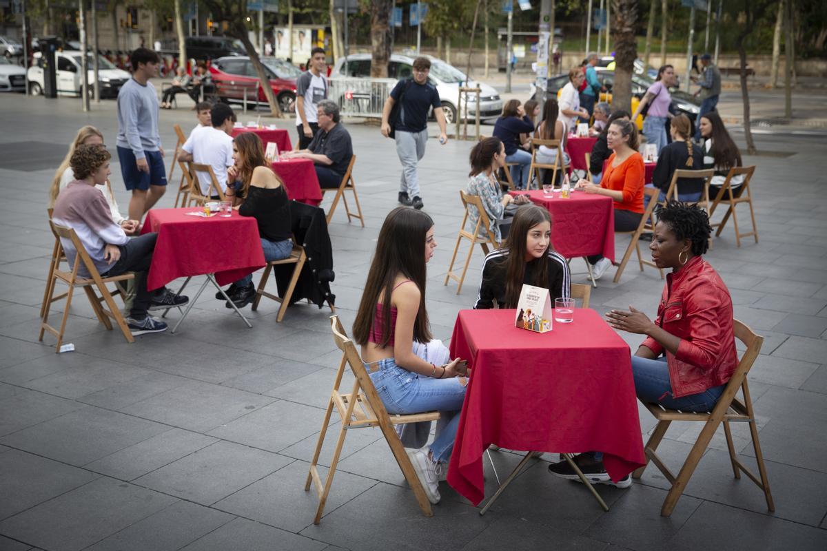 Campaña del Hospital Sant Joan de Dèu Cafè Solidari contra la soledad no deseada en la plaça Universitat de Barcelona