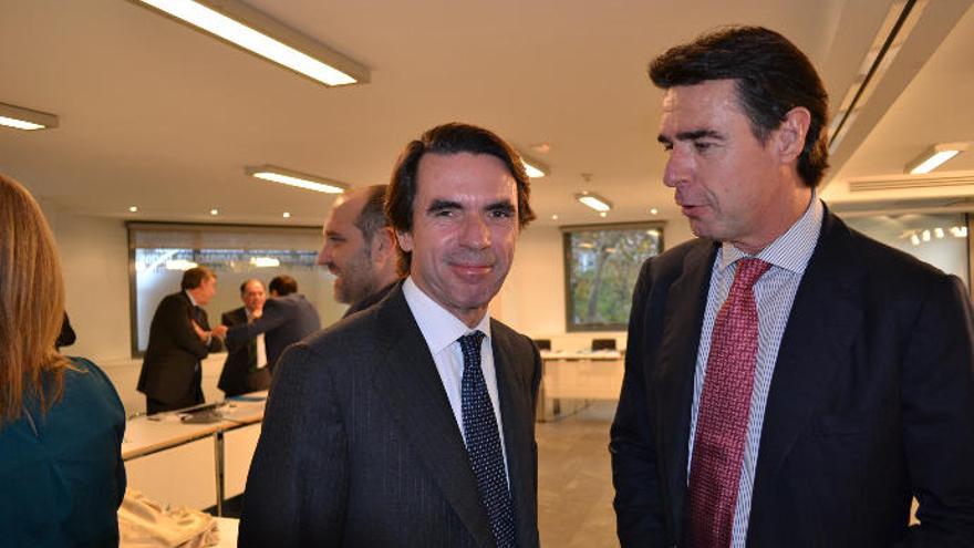 Aznar y José Manuel Soria, en una reunión del PP en 2011.