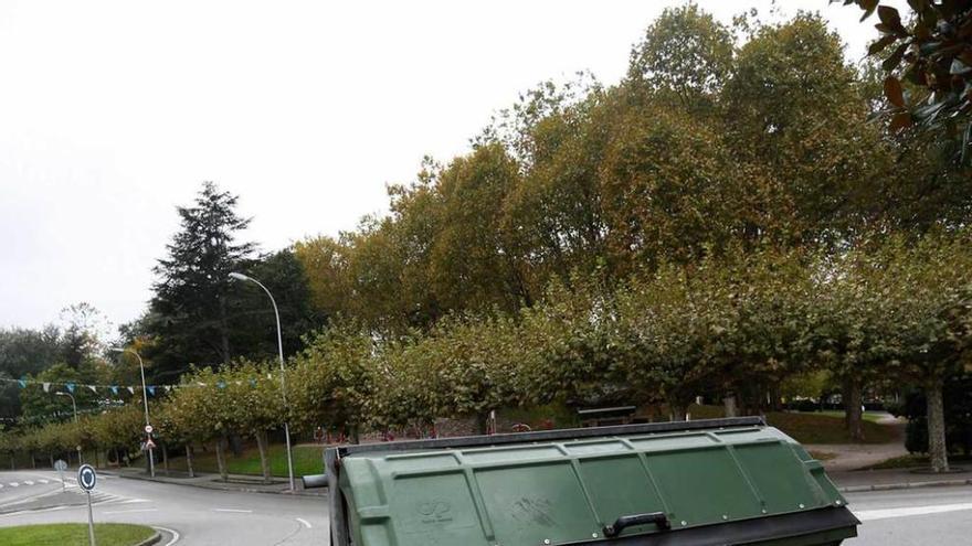 Un contenedor de basura orgánica, en Llaranes.