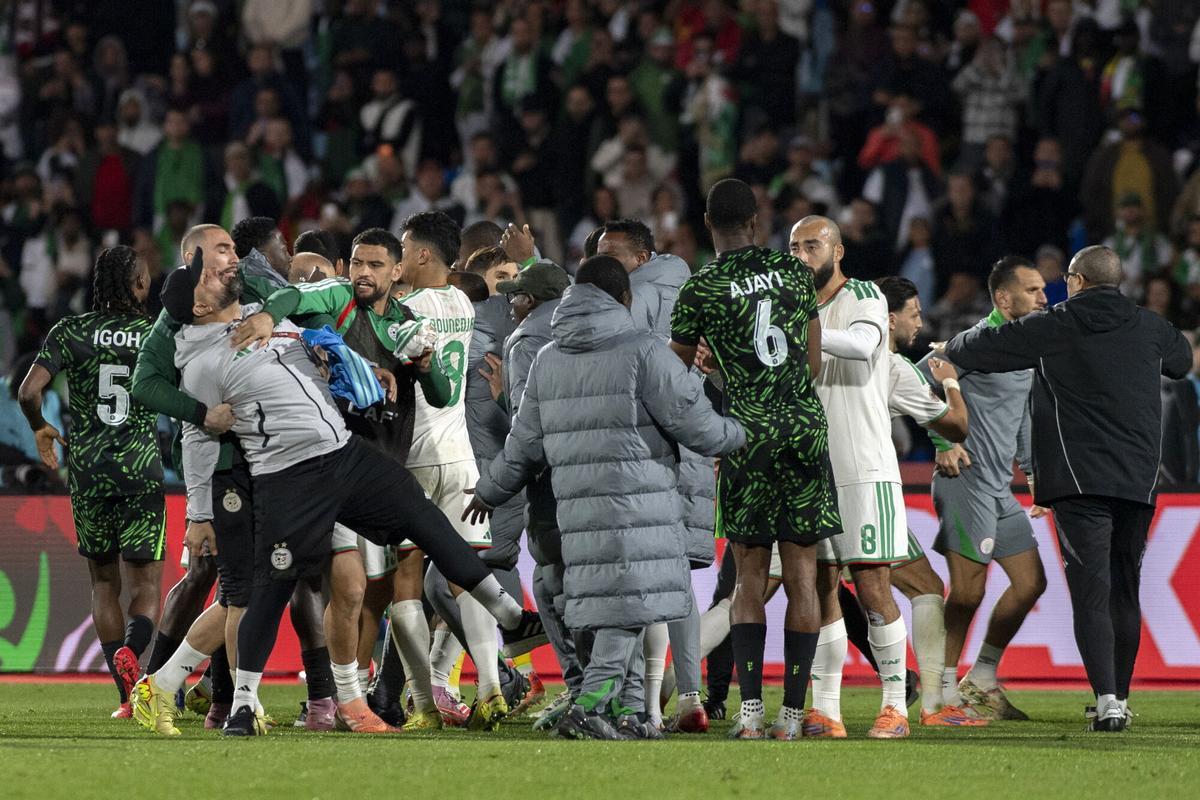 Jugadores de Argelia y Nigeria durante los incidentes en el partido de de cuartos de final de la Copa África