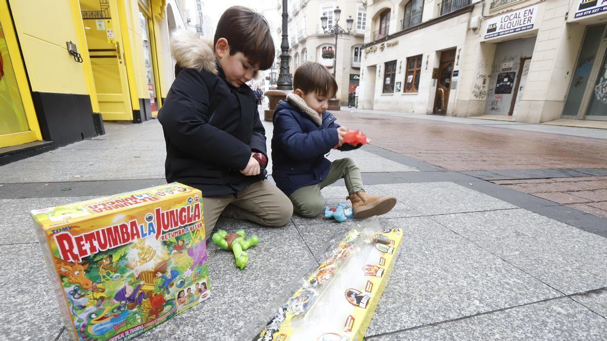 Los niños con menos miedo al frío han salido a la calle para estrenar sus nuevos juguetes.