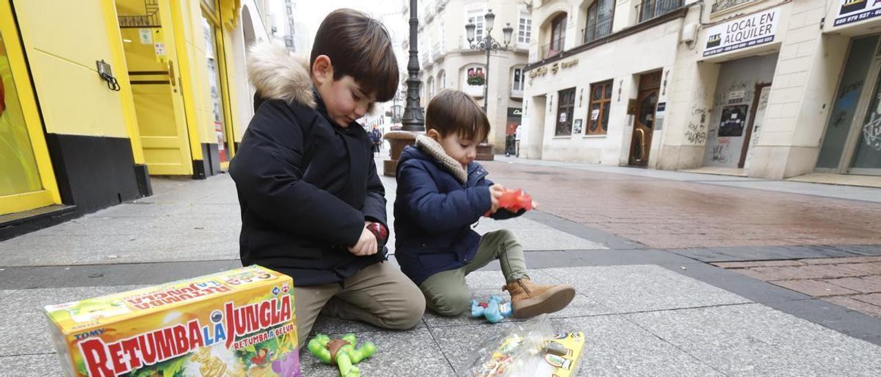 Los niños con menos miedo al frío han salido a la calle para estrenar sus nuevos juguetes.