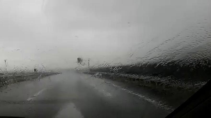 La lluvia dificulta la circulación en la N-33 dirección Murcia desde el Altiplano