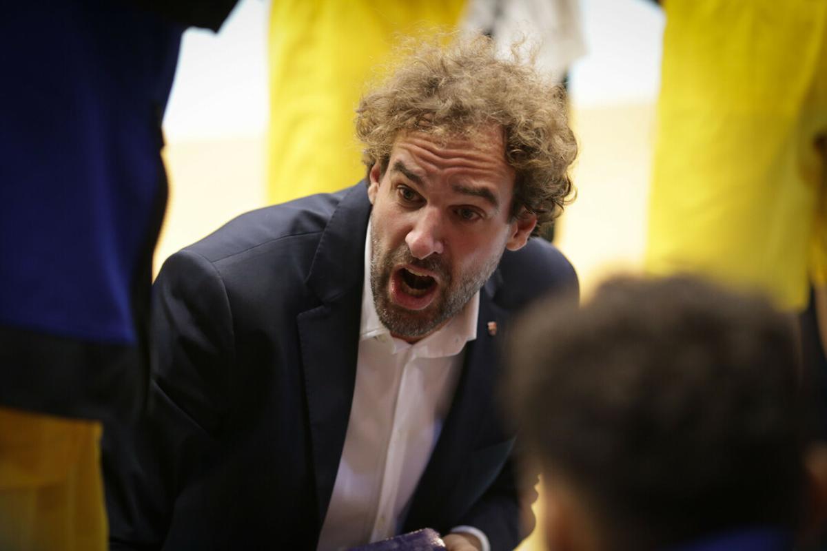 Roger Grimau da instrucciones a sus jugadores en un tiempo muerto