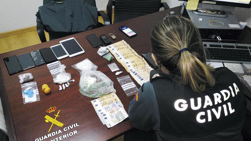 El material y dinero incautado por la Guardia Civil. // FdV