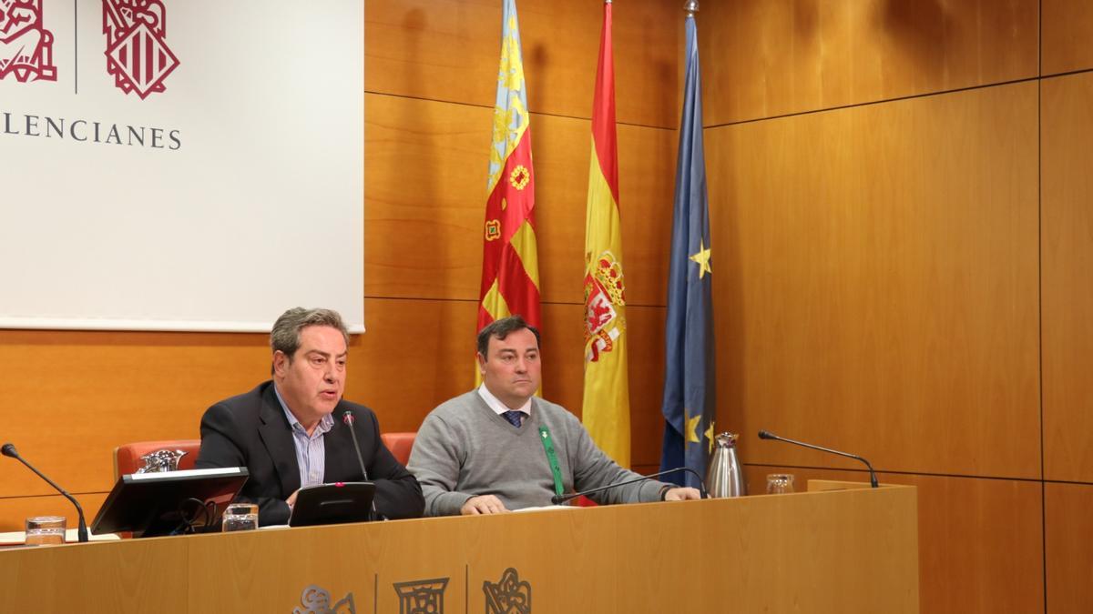 Los portavoces de Vox en las Corts, José María Llanos y David Muñoz, este martes.