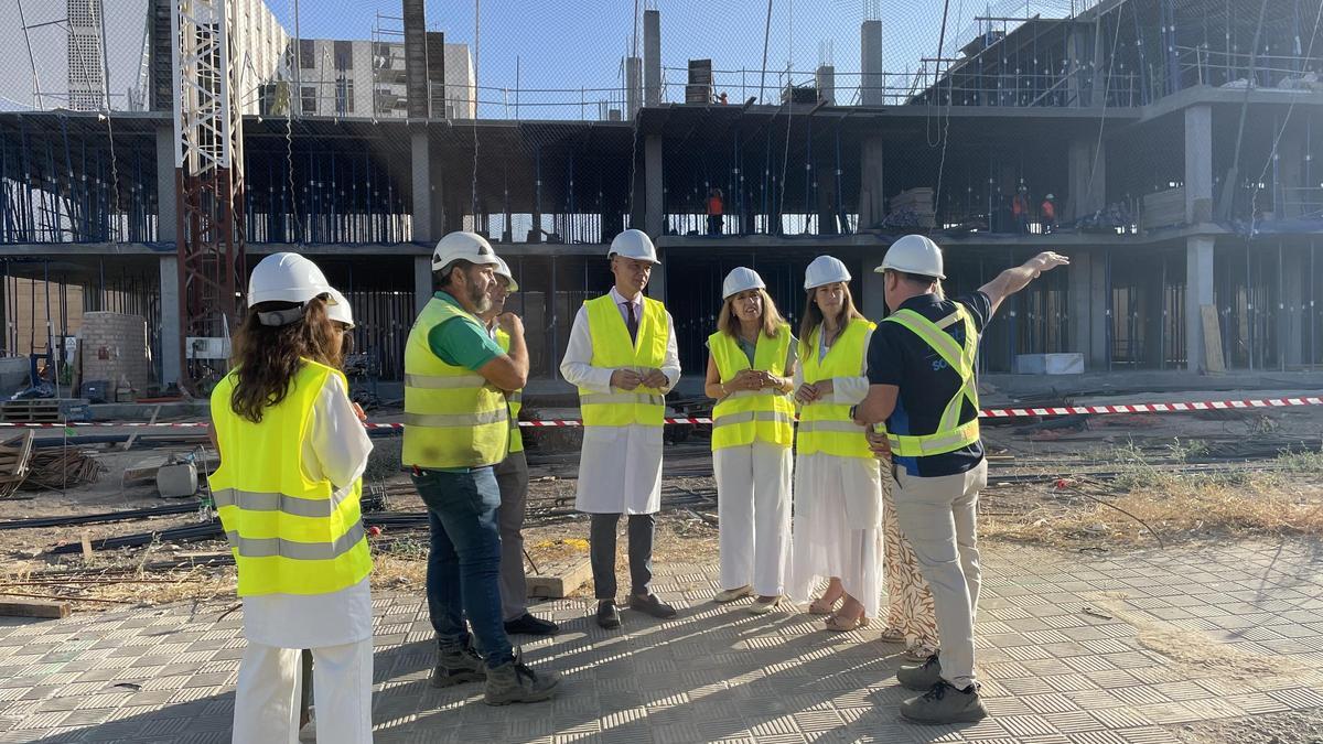 María Jesús Botella y otras autoridades, junto a las obras de las nuevas consultas materno infantiles del hospital Reina Sofía.