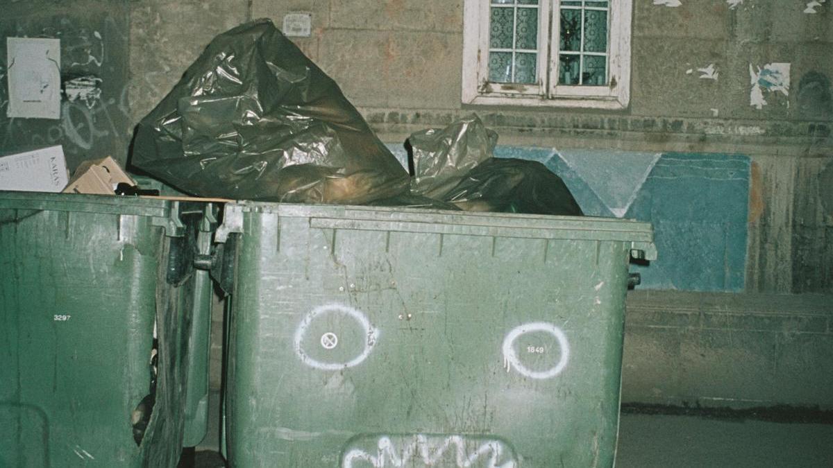 Un contenedor desbordado de basura