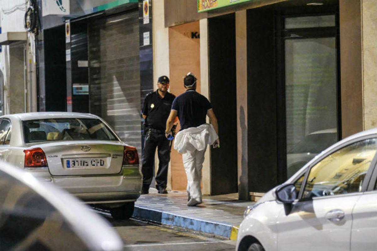 Dos hombres encapuchados sorprendieron a las víctimas cuando salían de su vivienda, ubicada en el centro
