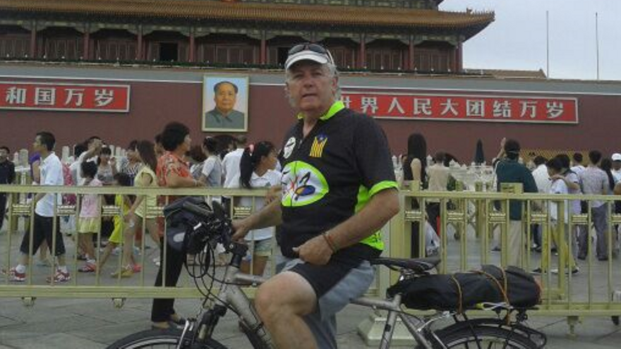 Xavier Corominas en bicicleta a Pequín, el juliol de 2014.