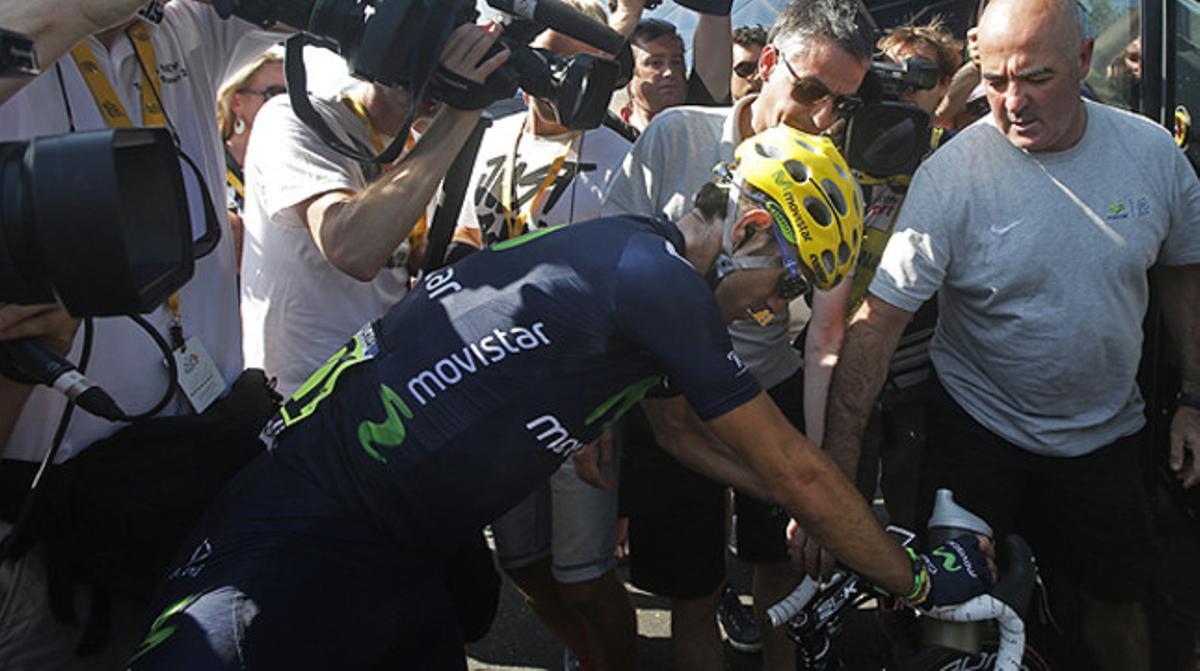 Alejandro Valverde puja a l’autocar de l’equip al final de la 13a etapa del Tour, an Saint-Amand-Montrond.