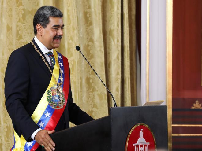 AME202. CARACAS (VENEZUELA), 10/01/2025.- Fotografía cedida por el Palacio de Miraflores del presidente de Venezuela, Nicolás Maduro, pronunciando un discurso este viernes, en Caracas (Venezuela). Maduro fue juramentado como el presidente de Venezuela, para el período 2025-2031, por la Asamblea Nacional (AN, Parlamento), controlado por el oficialismo, pese a que la oposición mayoritaria reivindica que Edmundo González Urrutia fue el ganador de los comicios de julio pasado. EFE/ Palacio de Miraflores /SOLO USO EDITORIAL/ SOLO DISPONIBLE PARA ILUSTRAR LA NOTICIA QUE ACOMPAÑA (CRÉDITO OBLIGATORIO). /SOLO USO EDITORIAL/ SOLO DISPONIBLE PARA ILUSTRAR LA NOTICIA QUE ACOMPAÑA (CRÉDITO OBLIGATORIO)