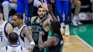 105-98. Boston da un nuevo zarpazo con su defensa y se va a Dallas con 2-0