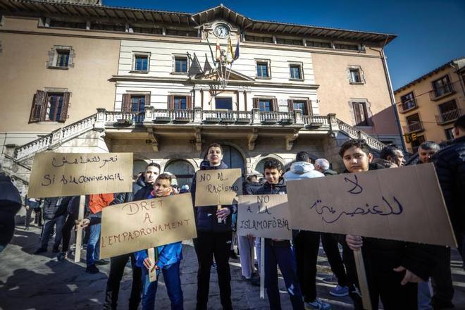 Concentración en Ripoll para pedir el padron para todos los habitantes