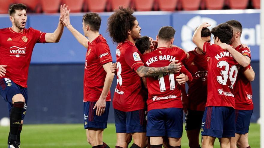 Los jugadores de Osasuna celebran uno de los goles ante el Eibar