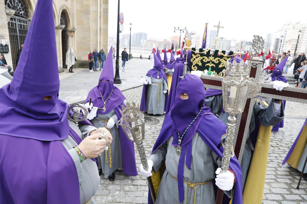 La procesión del Encuentro de Resurrección en Gijón, en imágenes
