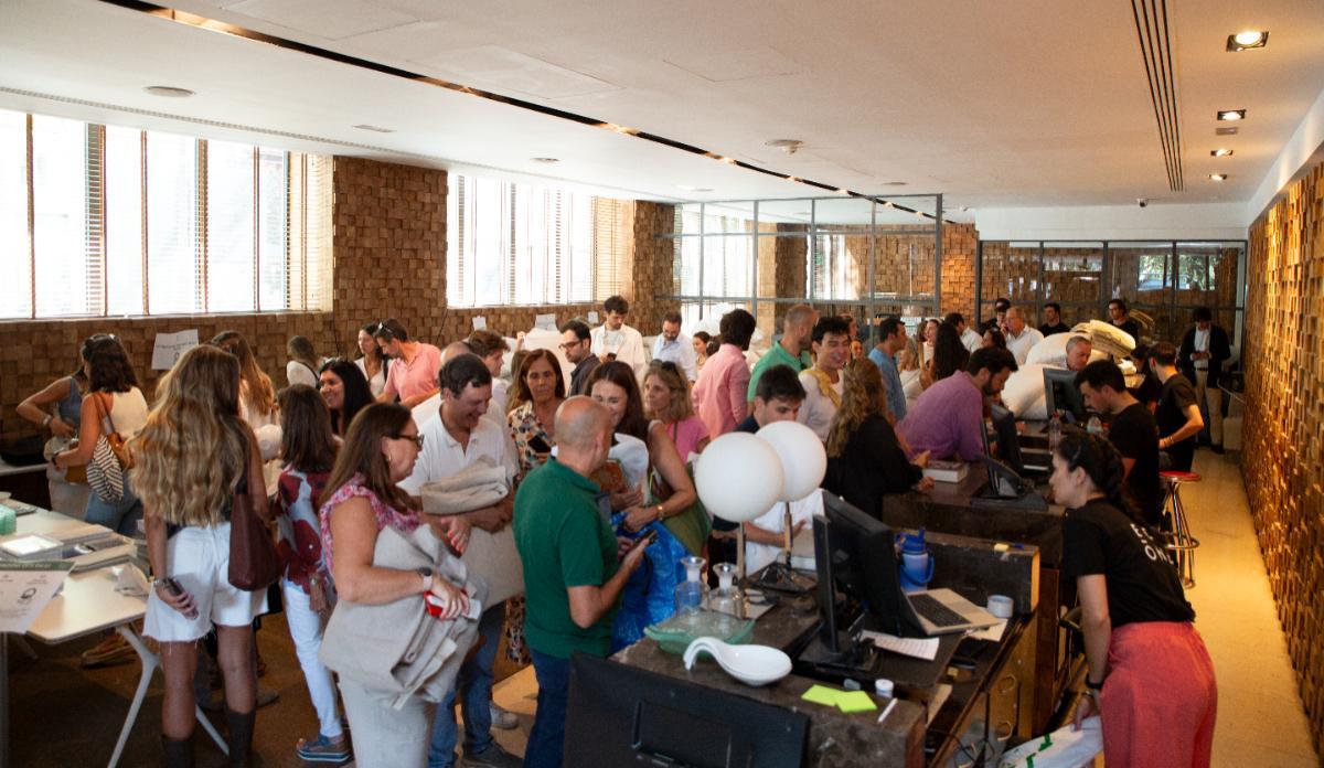 El mercadillo de mobiliario del hotel ME Reina Victoria de Madrid, al que asistieron más de 2.000 personas.