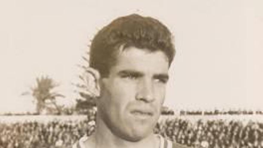 Luis posa en La Viña con la camiseta del Hércules.