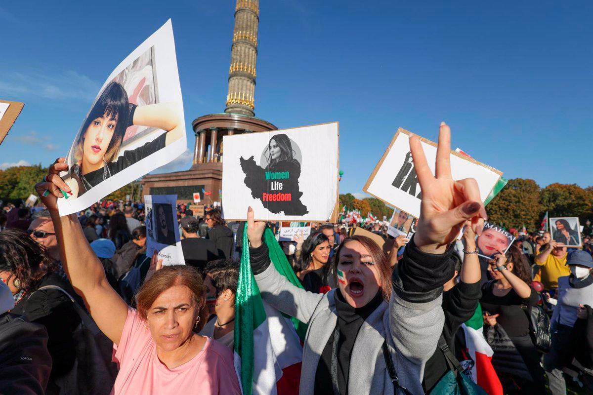 Miles de personas se congregaron en la tumba de Masha Amini para poner fin al luto por la joven