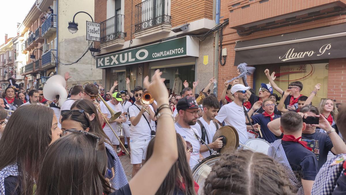 Las peñas recibieron al Toro Enmaromado en Maragatos y le acompañaron por el centro de la ciudad bajo un calor de justicia.