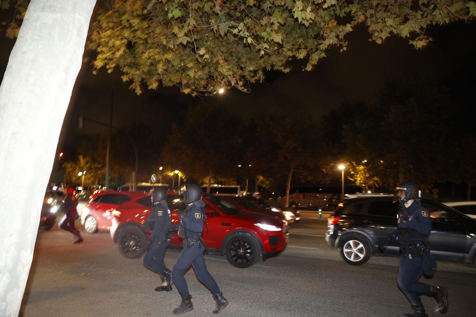 Enfrentamientos entre policía y manifestantes ante un Roig Arena blindado