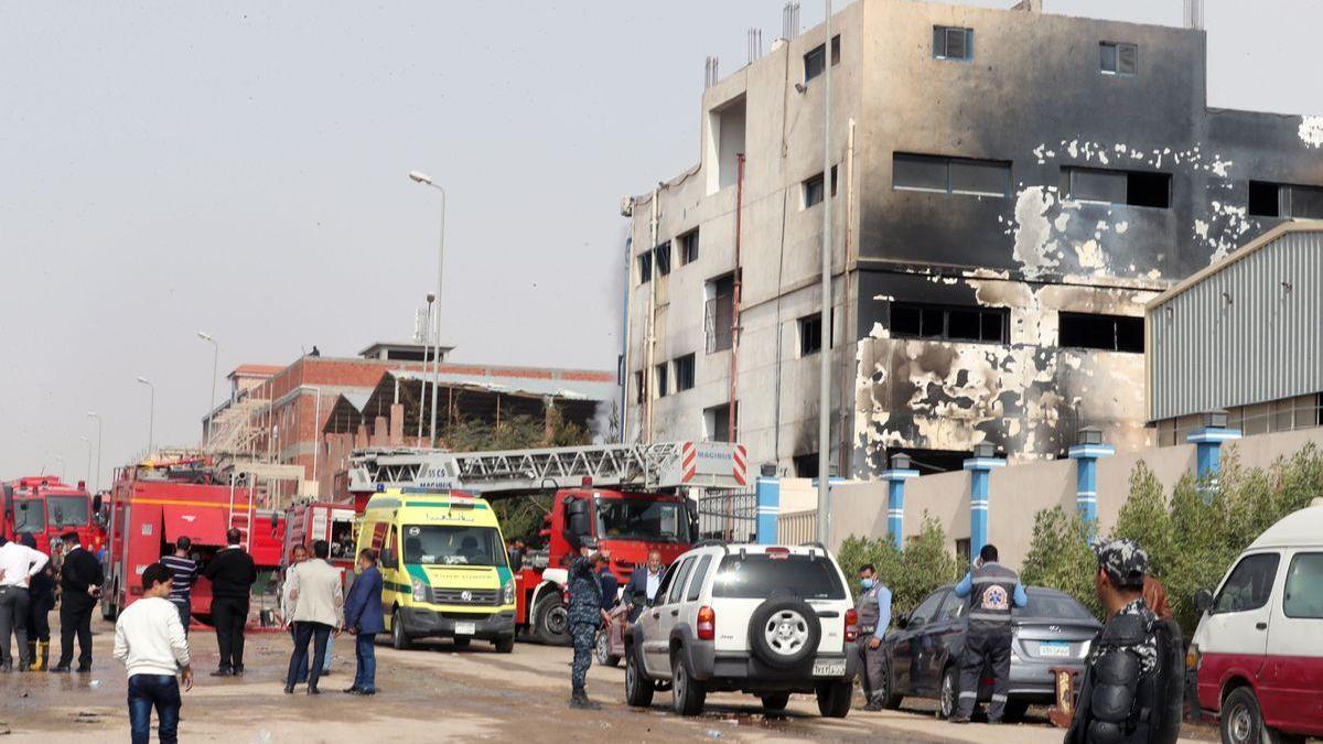 Mueren 20 personas en el incendio de una fábrica textil en Egipto