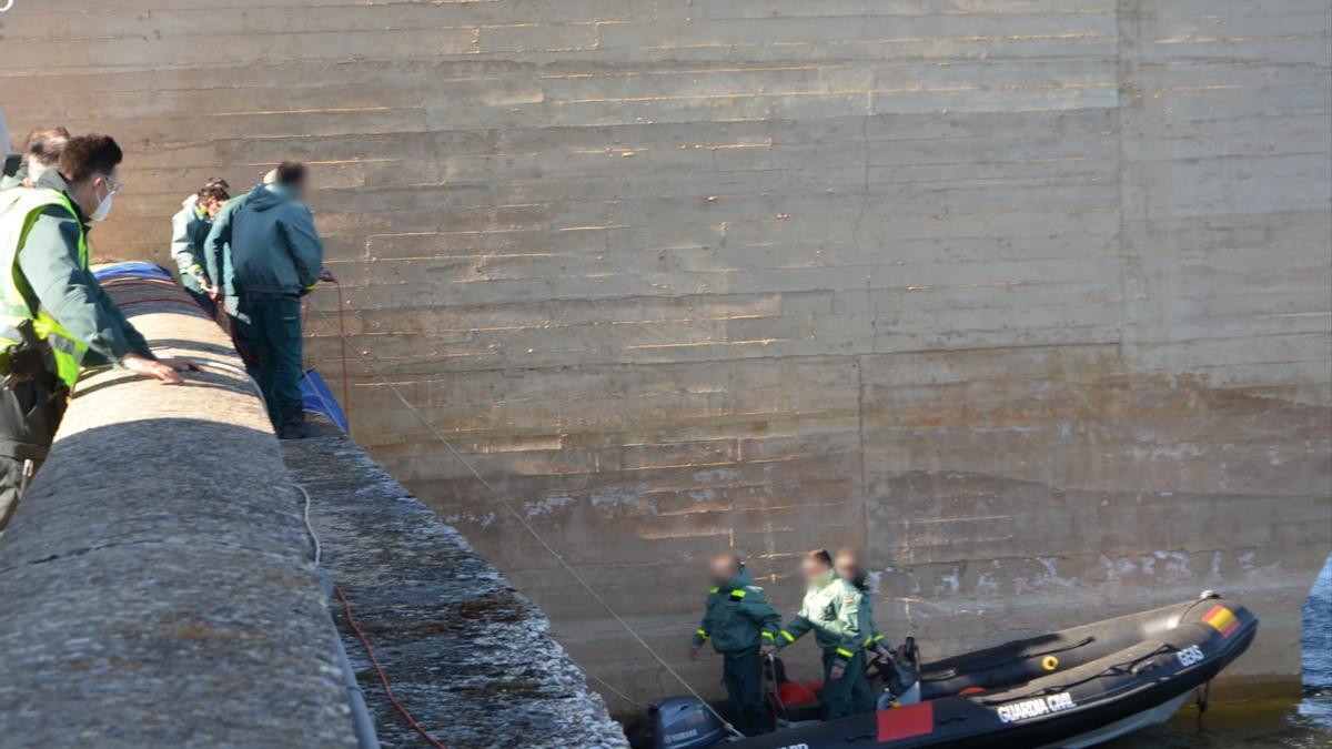 Equipos de la Guardia Civil en el embalse de Ricobayo