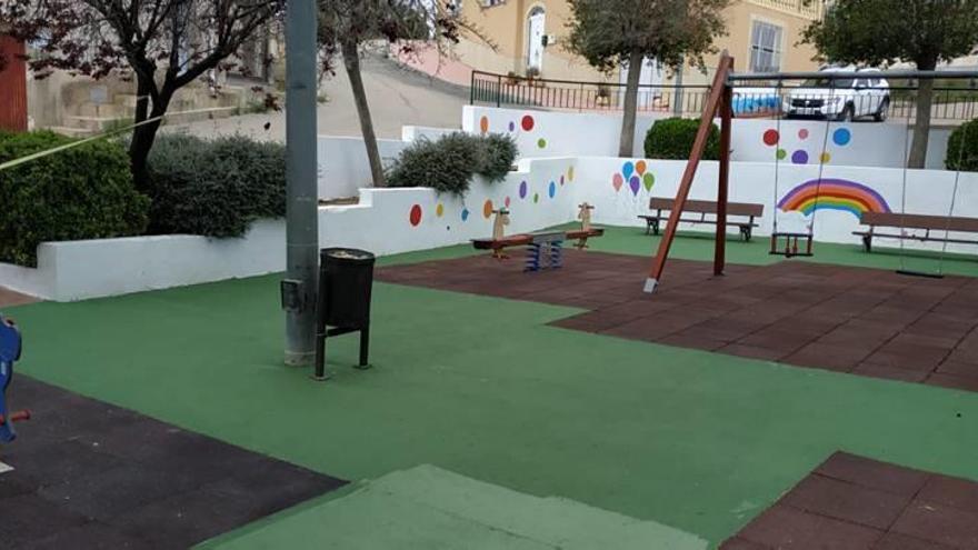 Estado que presenta el parque infantil de la pedanía lorquina de La Tova tras los trabajos de mejora y mantenimiento.