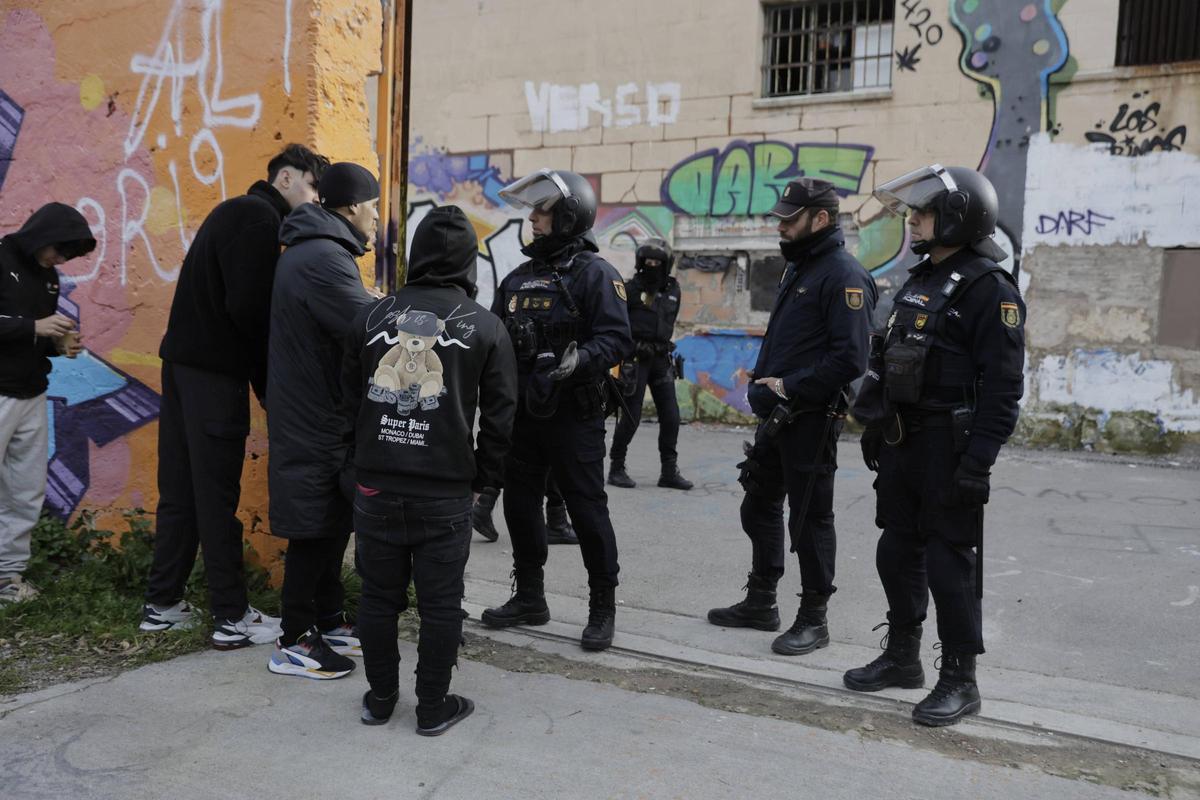 Una imnagen de la operación policial en la antigua cárcel.