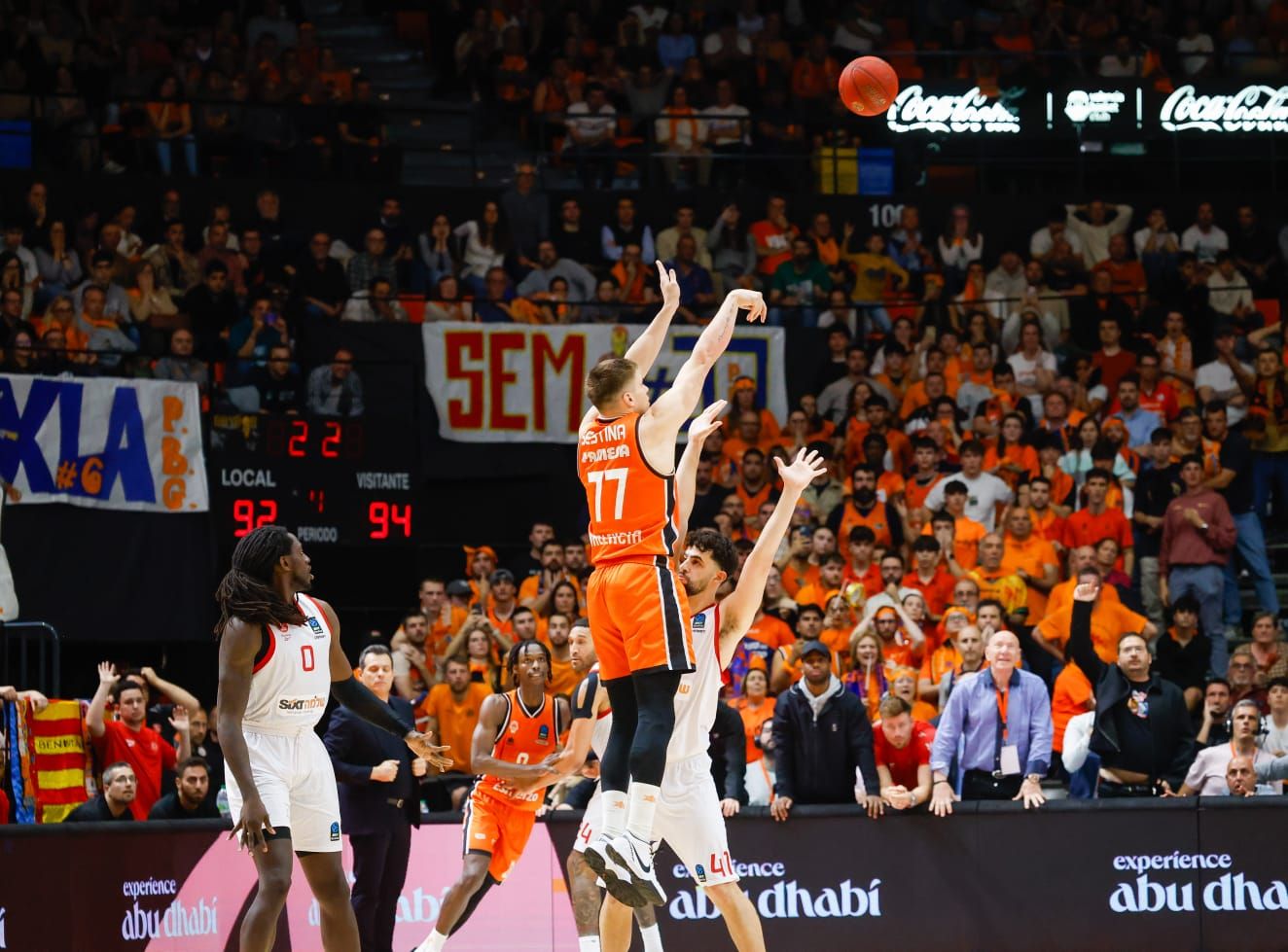Incidentes en La Fonteta con los jugadores del Hapoel al final del partido