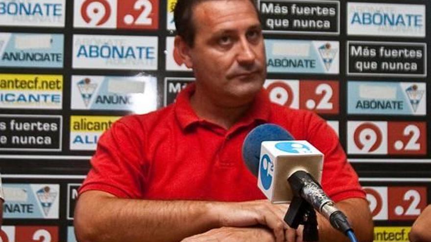 El exabogado Raúl Díez Castillo, en una rueda de prensa cuando era presidente del Alicante CF.