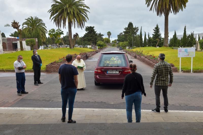 09-04-2020 LAS PALMAS DE GRAN CANARIA. Entierro en San Lázaro. Sólo tres familiares puedes asistir. Fotógrafo: Andrés Cruz  | 09/04/2020 | Fotógrafo: Andrés Cruz