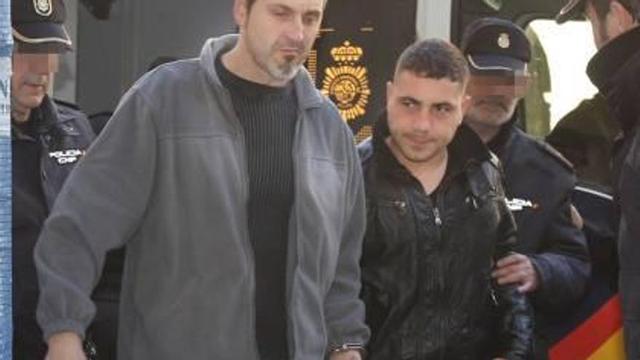 Los cuatro acusados que ayer aceptaron seis años de prisión por los delitos de los que se les acusaba.